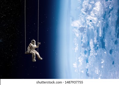 Spaceman en het abstracte thema van de planeet Aarde