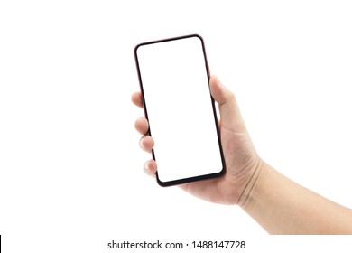 Die Hand eines Mannes, die ein schwarzes Smartphone lokalisiert auf Weiß hält
