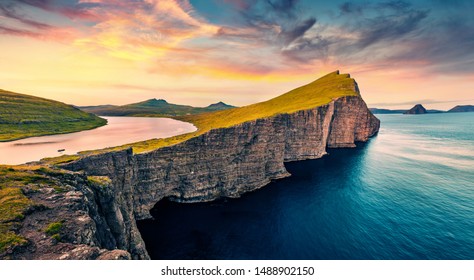 Vista desde drone volador. Asombrosa escena matutina del lago Sorvagsvatn, Vagar, Islas Feroe, Dinamarca, Europa. Increíble amanecer de verano en el Océano Atlántico.