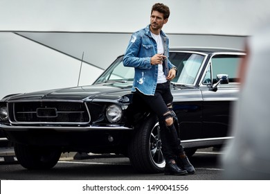 Un bărbat frumos cu mașină clasică neagră poartă elegant casual