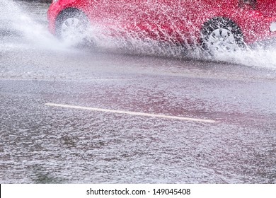 Tersiram air oleh mobil saat melewati banjir