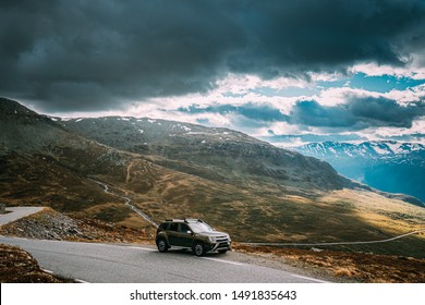 ノルウェー。車 SUV は、夏のノルウェーの風景の中の Aurlandsfjellet 風光明媚なルート道路の近くに駐車。自然ノルウェーのランドマークと人気の目的地。
