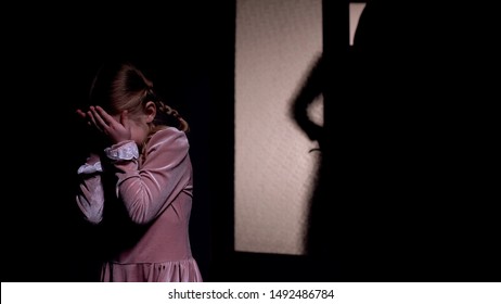 Klengt Meedchen Angscht virun donkel männlecher Silhouette Ouverture Raum Dier, Horror Nightmare