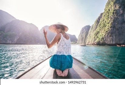 Mujer joven haciendo un recorrido en el bote de cola larga, yendo a la isla phi phi
