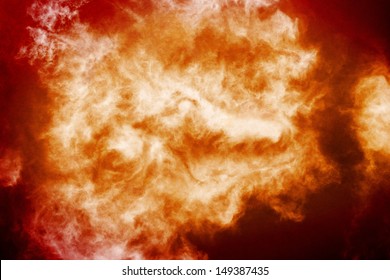 Una representación fantástica de nubes y niebla que imita la cabeza de un dragón hecha de fuego. La imagen muestra una textura y un grano agradables cuando se observa al 100 %.