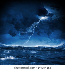 Imagen del mar tormentoso nocturno con grandes olas y relámpagos