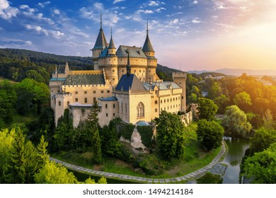 Vista aérea del castillo medieval de Bojnice, patrimonio de la UNESCO en Eslovaquia. Castillo romántico con elementos góticos y renacentistas construido en el siglo XII.