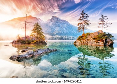 Lago Hintersee en Alemania, Baviera, Parque Nacional Ramsau en Alpes. Hermoso paisaje alpino otoñal, luz increíble durante el amanecer. Increíble paisaje otoñal estacional. Monumento famoso en Alemania.