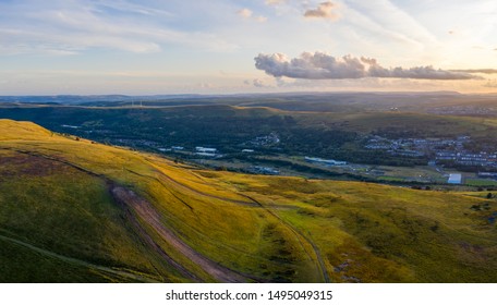 Luchtfoto van de steden en bergen van Gwent Welsh Valleys bij zonsondergang