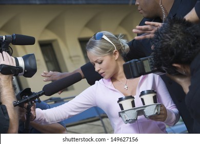 Detailní záběr na ženské celebrity a paparazzi