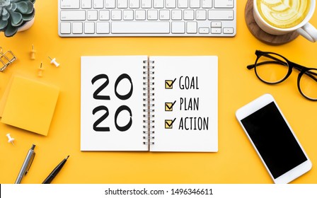 2020 年の目標、計画、オフィス アクセサリーとメモ帳のアクション テキスト。ビジネスの動機、インスピレーションの概念のアイデア