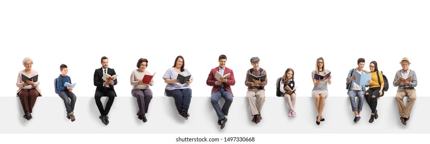 Viejos y jóvenes sentados en una pancarta leyendo libros aislados de fondo blanco