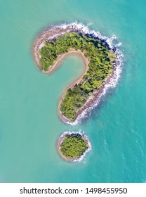Fragezeichen-Symbol Green Island Drone Aerial Montage mit Boot im türkisfarbenen Ozean Meer symbolisches Bild mit Kopierraum keine Gebäude isoliert