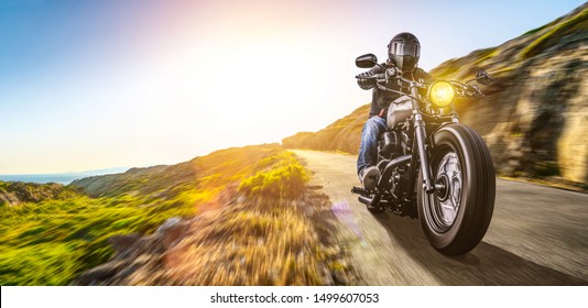 motorcykel på kysten vej ridning. have det sjovt med at køre den tomme motorvej på en motorcykeltur. copyspace til din individuelle tekst.
