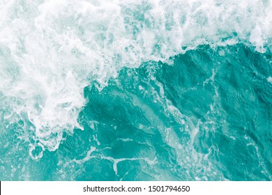 夏潮、抽象的な海、自然の背景の間にオリーブ グリーンの海の波