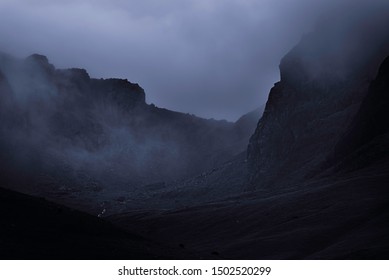 Nebel im felsigen Bergtal. Dunkle und dramatische Landschaftsszene mit atmosphärischer Stimmung im englischen Lake District.