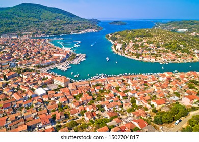 Vista aérea de la bahía de Vela Luka en la isla de Korcula, archipiélago del sur de Dalmacia, Croacia