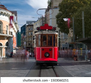 タクシム、ベイオール、イスタンブールのイスティクラル通りのノスタルジックなトラム