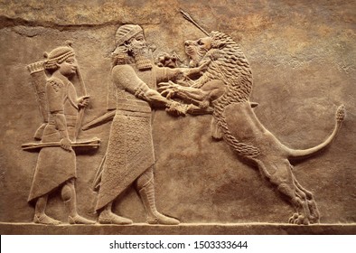Assyrisches Wandrelief, Detail des Panoramas mit königlicher Löwenjagd. Alte Schnitzerei aus der Geschichte des Nahen Ostens. Überreste der Kultur der alten Zivilisation Mesopotamiens. Erstaunliche babylonische und sumerische Kunst.