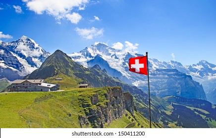 Schweizer Flagge auf dem Gipfel des Männlichen (Jungfrauregion, Bern, Schweiz)