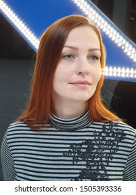 retrato de estilo de vida de una mujer con cabello rojo y ojos azules