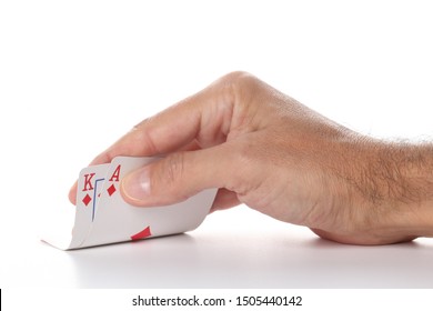 Hand des kaukasischen Mannes, der Pokerkarten des Asses und des Königdiamanten zeigt, lokalisiert auf weißem Hintergrund mit Kopienraum für Ihren Text