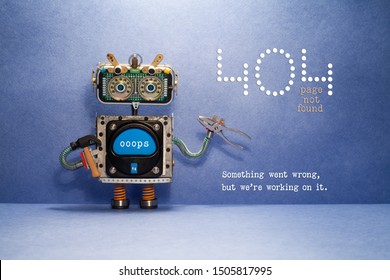 Página de error 404 no encontrada. Robot militar con martillo y alicates sobre fondo azul. Mensaje de texto Algo salió mal, pero estamos trabajando en ello.