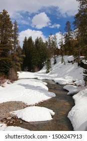 Fondo hermoso de la naturaleza de la primavera temprana nevada de Colorado. Vista panorámica con corriente de agua en un valle cubierto de nieve entre montañas rocosas. Increíble paisaje de Keystone, Colorado, Estados Unidos.