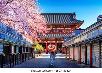 東京の寺院で日本の伝統的な着物を着たアジア人女性。
