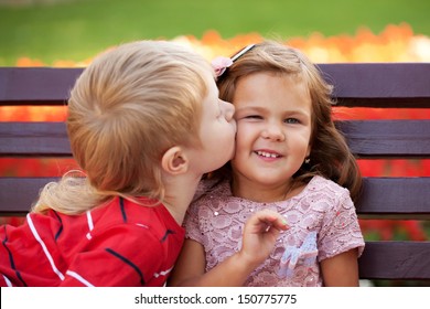 Khái niệm tình yêu. Một vài đứa trẻ đang yêu nhau ôm và hôn nhau.