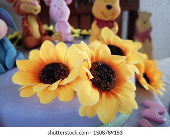 Essbare Blumen auf einer Geburtstagstorte