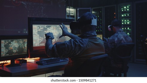 Plan moyen de soldats utilisant des casques de réalité virtuelle assis à leur bureau