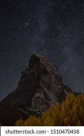 Matterhorn bij nacht met sterren