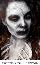 Chủ đề Halloween: phù thủy voodoo u ám đáng sợ. Chân dung cận cảnh của mụ phù thủy độc ác. Người phụ nữ thây ma (xác sống)