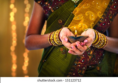 foto de diwali o deepavali con mujer sosteniendo una lámpara de aceite durante el festival de la luz