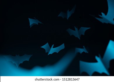 暗い青色の背景に青い紙コウモリのハロウィーンのイメージ。