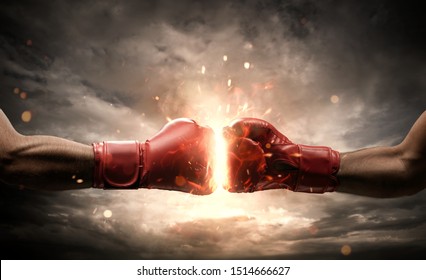 Pelea de boxeo, cerca de dos puños golpeándose entre sí sobre el cielo oscuro y dramático con espacio de copia
