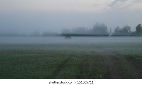 paisaje de niebla densa en el campo al amanecer a finales del verano