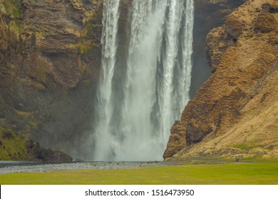 Wasserfall Skogafoss (Teil des Flusses Skoga, der seinen Ursprung im Hochland von Island hat) an der Südküste Islands, Teil der Drehorte für die HBO-Fernsehserie Game of Thrones, Staffel 8