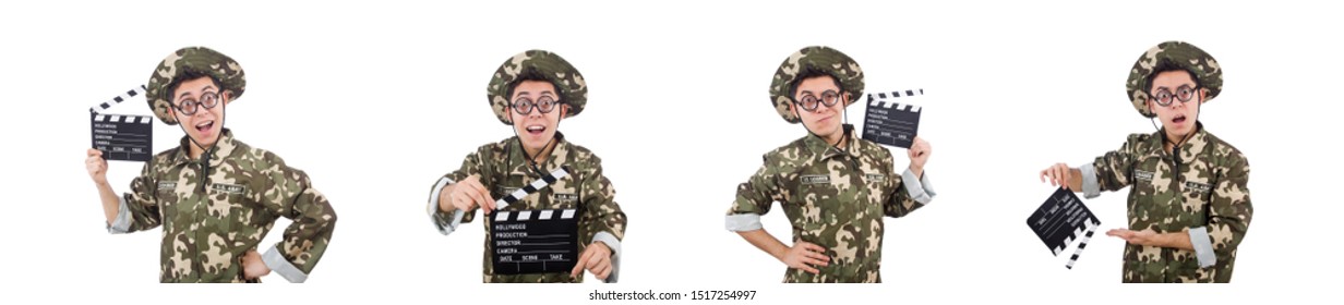Soldado engraçado com placa de filme isolado no branco