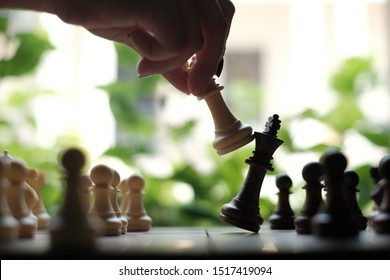Das Schachbrett mit Schachfiguren. Der weiße König hat den dunklen König getötet. Schach ist ein Strategie-Brettspiel für zwei Spieler, das auf einem Schachbrett mit 64 Feldern in einem 8 × 8-Raster gespielt wird