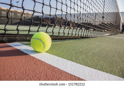 テニスボールとテニスコートをクローズアップ