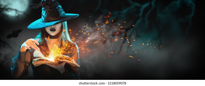 Halloween-Hexenmädchen mit magischem Buch des Zauberbuchporträts. Schöne junge Frau in Hexenhut beschwörend, Hexerei machend. Über gruseligen dunklen magischen Waldhintergrund. Breites Halloween-Partykunstdesign.