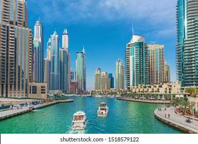 Pencakar langit Dubai Marina yang mewah, kapal pesiar dan promenade di pagi musim panas yang indah, Dubai, Uni Emirat Arab