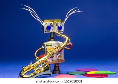 サックスを手にしたDIYロボット玩具。面白い機械のおもちゃのキャラクター。