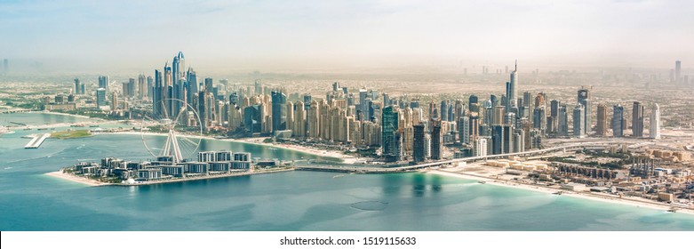 Pemandangan udara panorama cakrawala Dubai Marina dengan kincir ria Dubai Eye, Uni Emirat Arab