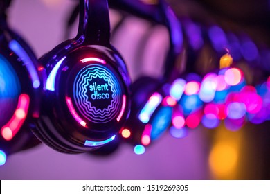 Silent Disco kleurrijke koptelefoon op evenement