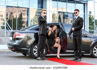 Bodyguard ajută o tânără celebritate să coboare din mașină