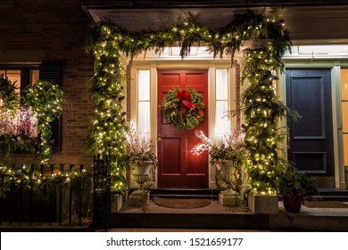 Decoración navideña en la puerta