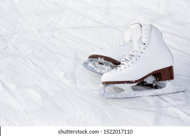 close-up de patins de couro branco e espaço de cópia sobre fundo de gelo com marcas de patinação